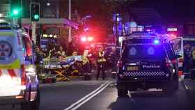Servicios de emergencias frente al centro comercial australiano donde han ocurrido los apuñalamientos