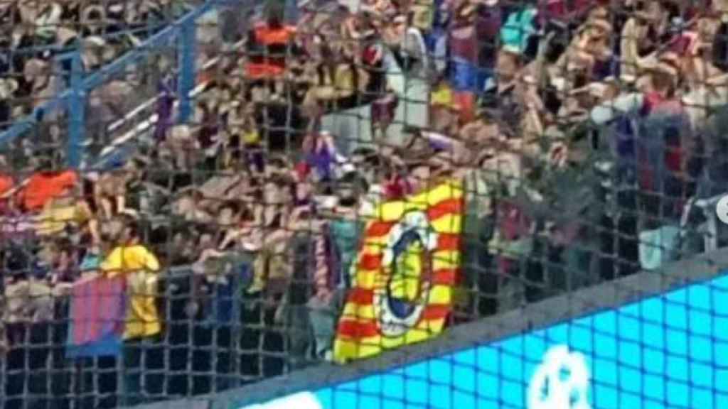 Una bandera de los Boixos Nois durante el PSG-Barça de Champions
