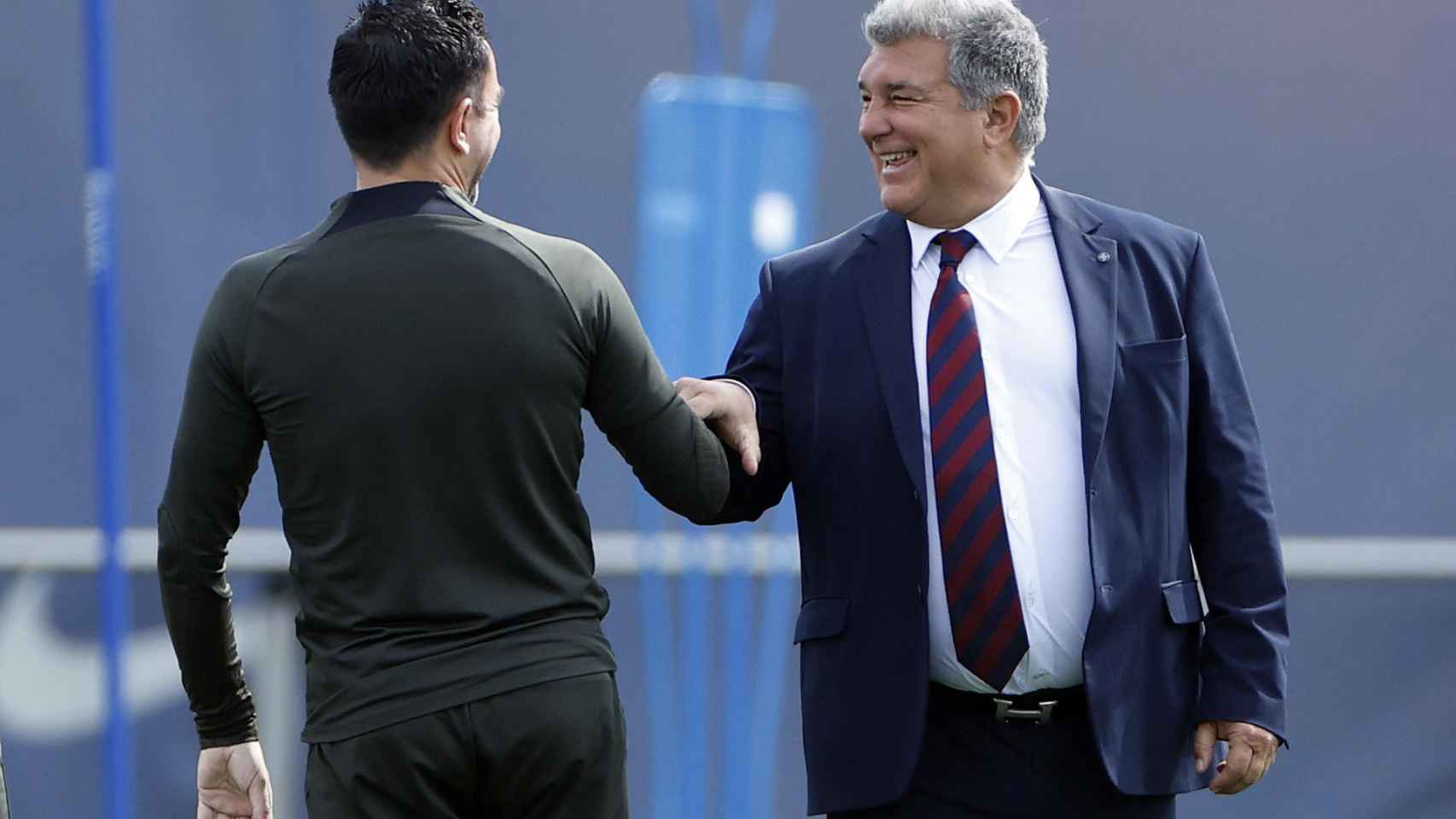 El presidente del Barça, Joan Laporta, saluda a Xavi