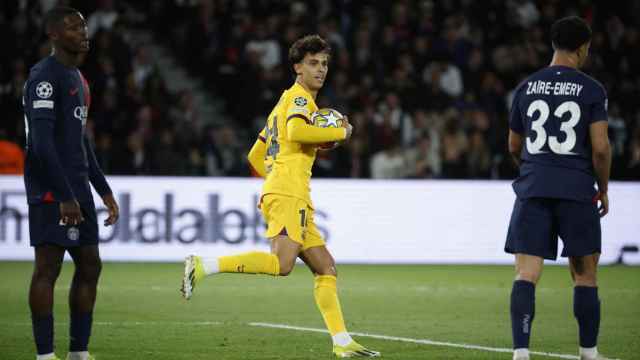 Joao Felix recoge el balón tras el empate del Barça en París