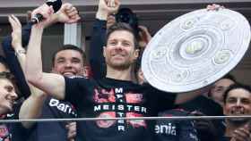 Xabi Alonso celebra la Bundesliga con el Bayer Leverkusen