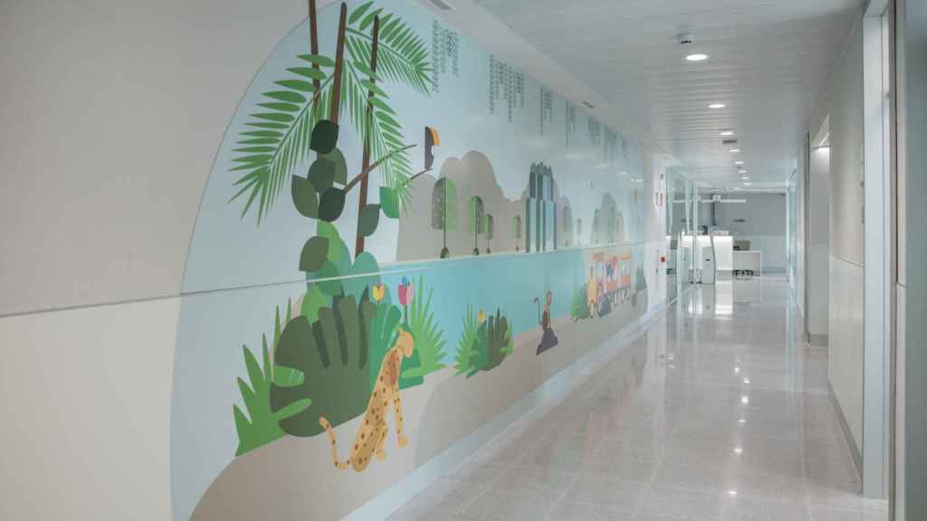 Pasillo de la unidad de urgencias pediátricas del hospital Quirónsalud Badalona