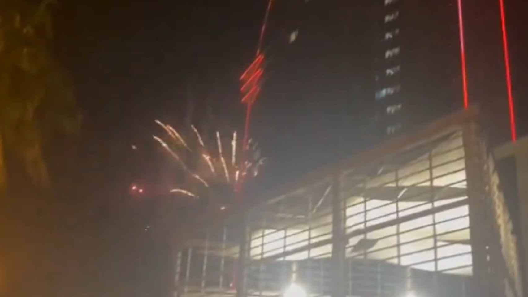 Aficionados del Barça lanzan fuegos artificiales al Hotel W, donde descansa el PSG
