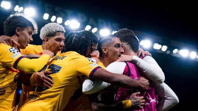Los jugadores del Barça abrazan a Raphinha tras su doblete contra el PSG