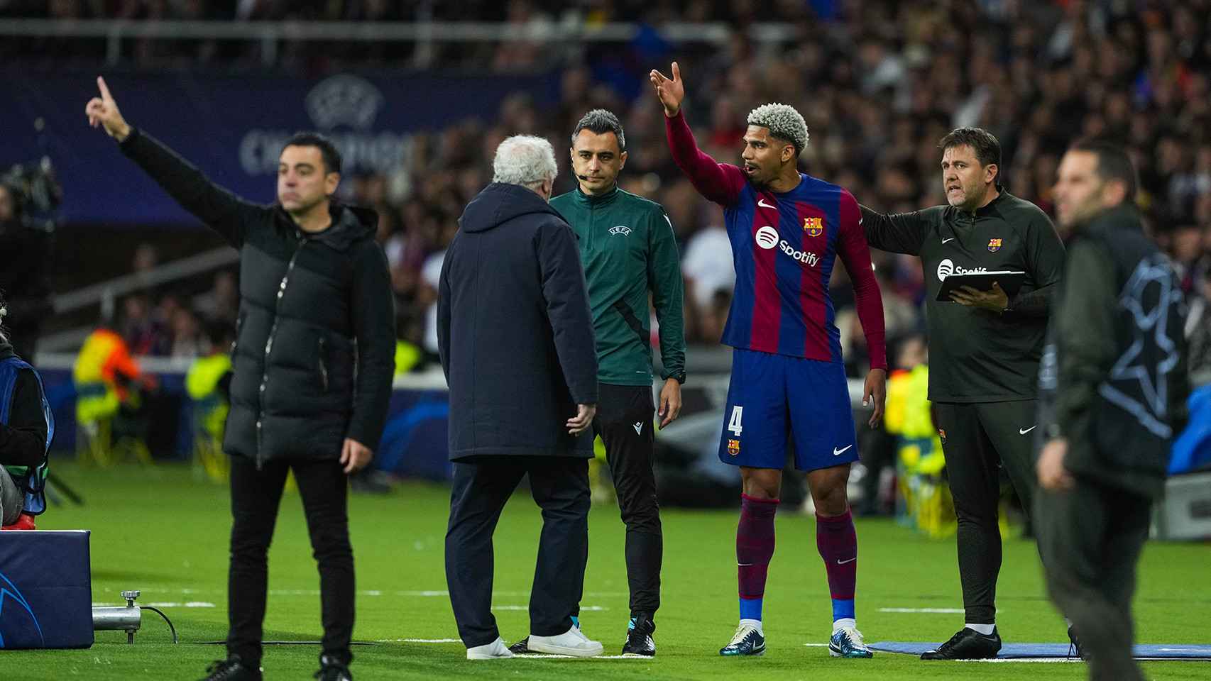 Araujo se queja con el cuarto árbitro por la tarjeta roja que recibió en el Barça-PSG