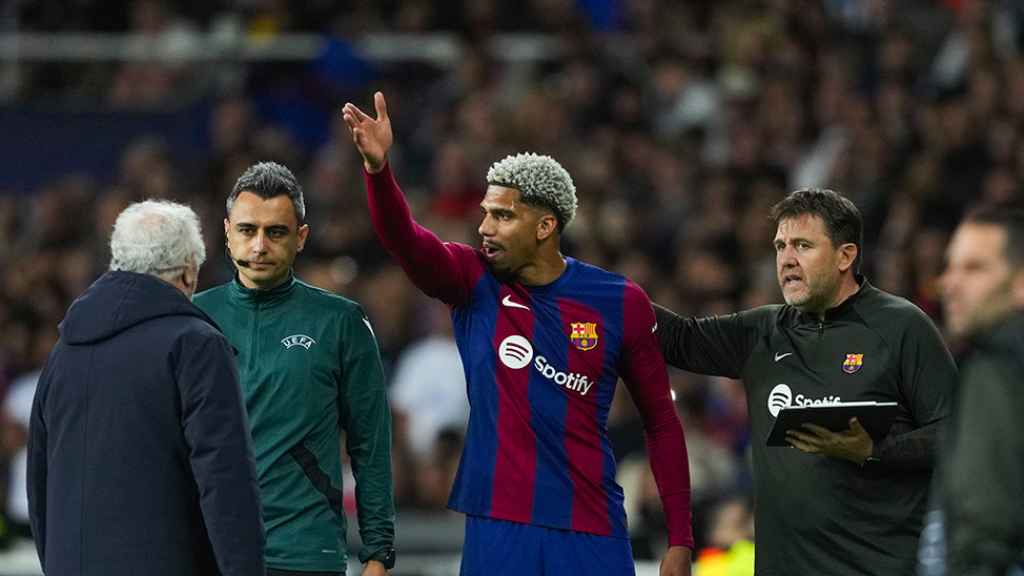 Araujo se queja con el cuarto árbitro por la tarjeta roja que recibió en el Barça-PSG