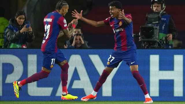 Lamine Yamal y Raphinha celebran un gol del Barça contra el PSG