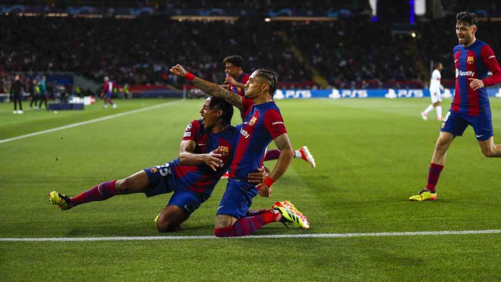 Raphinha y Koundé celebran el gol del Barça ante el PSG