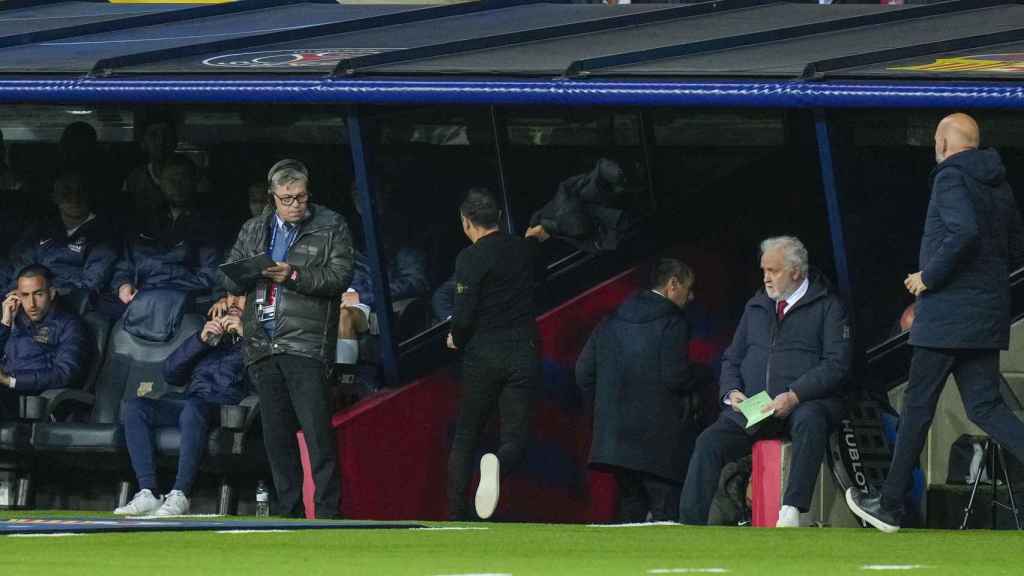 Xavi se marcha expulsado en el partido contra el PSG