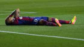 Raphinha, tendido en el suelo, representa la impotencia del Barça