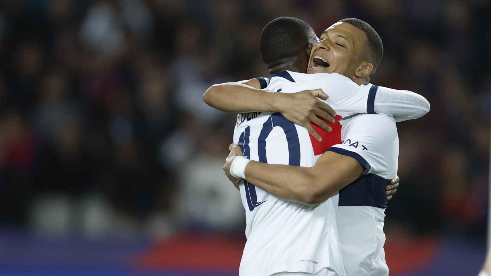 Mbappé y Dembelé celebran el tercer gol del PSG