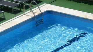 La Generalitat se mete en otro lío: permite llenar "piscinas privadas" si se abren a todo el mundo