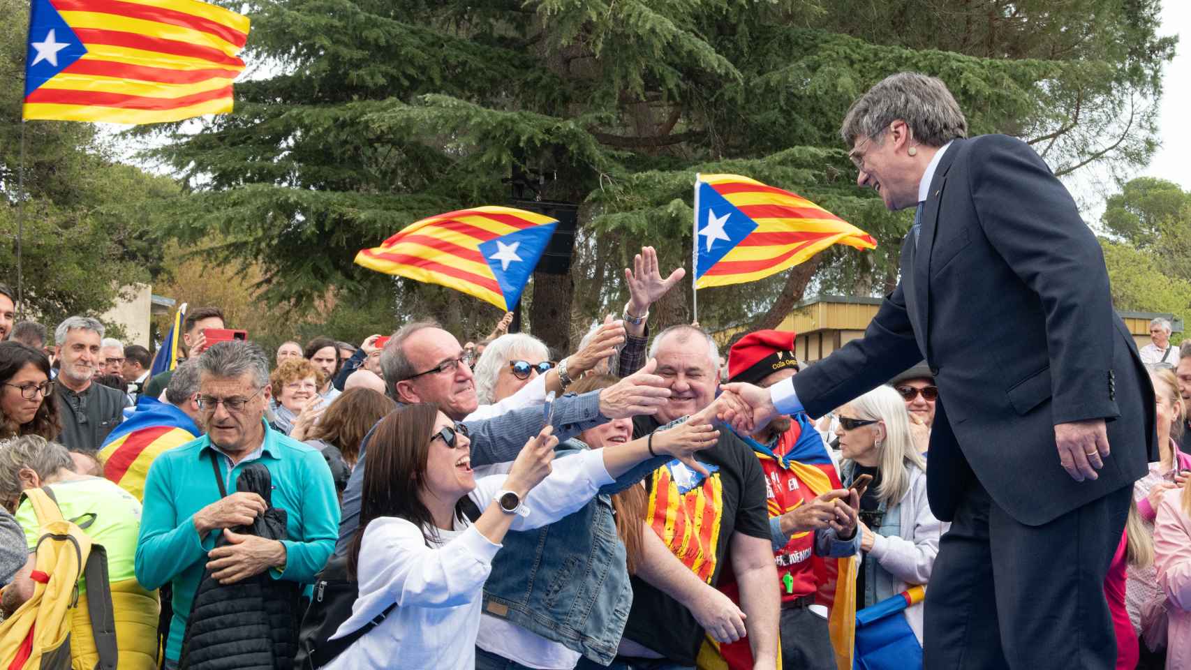 Carles Puigdemont saluda a sus militantes que se trasladaron a Elna (Francia) cuando anunció que se presentaba a las elecciones
