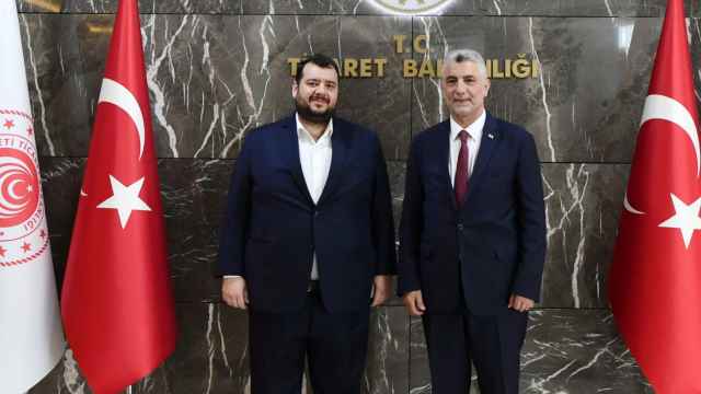 A la izquierda: Mohamed Hassan Alsuwaidi, CEO de Abu Dhabi Development Holding, que controla Taqa; a la derecha, el ministro de Comercio de Turquía, Ömer Bolat