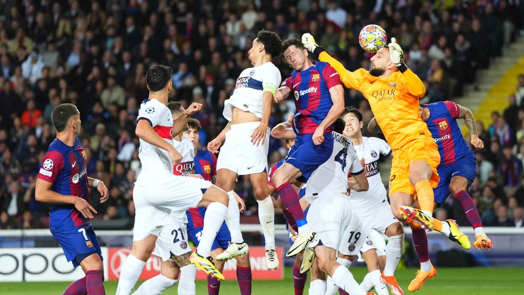 Donnarumma busca despejar el balón en un tiro de esquina del Barça-PSG