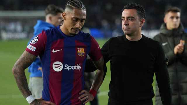 Xavi consuela a Raphinha tras la derrota contra el PSG