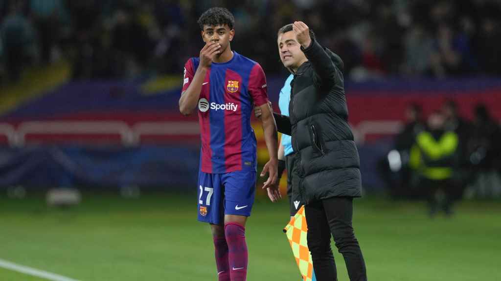 Xavi Hernández le da indicaciones a Lamine Yamal en el Barça-PSG