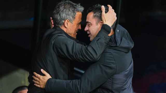 Luis Enrique y Xavi Hernández se saludan antes del Barça-PSG