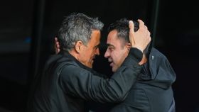 Luis Enrique y Xavi Hernández se saludan antes del Barça-PSG