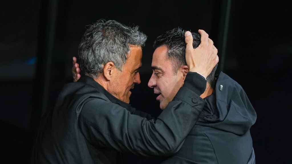 Luis Enrique y Xavi Hernández se saludan antes del Barça-PSG