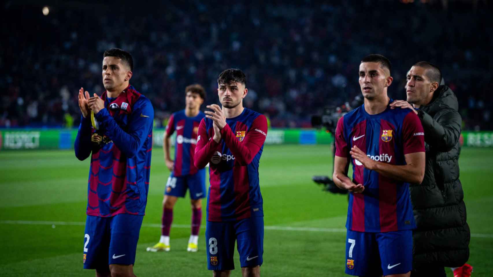 Los jugadores del Barça, abatidos, aplauden a la afición del Barça tras caer contra el PSG