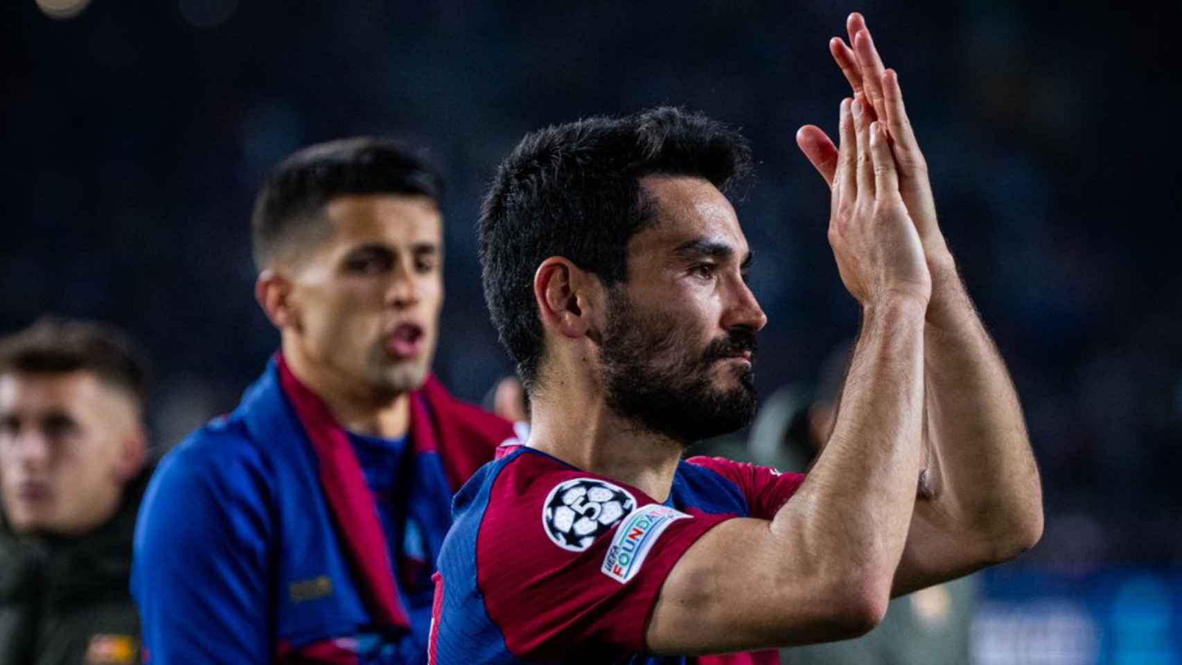 Gundogan aplaude a los aficionados del Barça presentes en Montjuïc