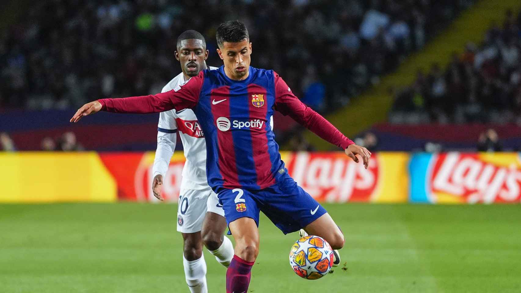 Joao Cancelo controla el balón ante la marca de Dembelé