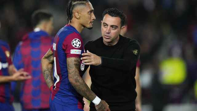 Xavi consuela a Raphinha después de caer en cuartos de final de la Champions contra el PSG