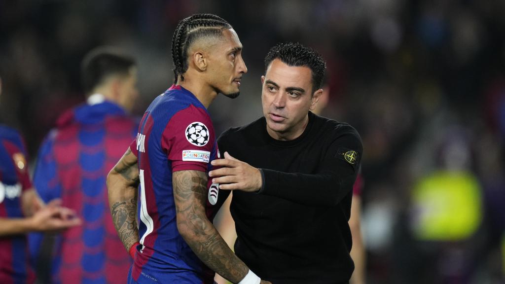 Xavi consuela a Raphinha después de caer en cuartos de final de la Champions contra el PSG