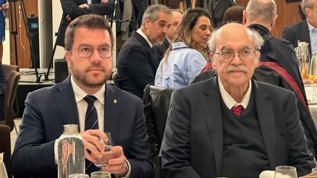 El presidente de la Generalitat y candidato de ERC a la reelección, Pere Aragonès, con el 'exconseller' Andreu Mas-Colell