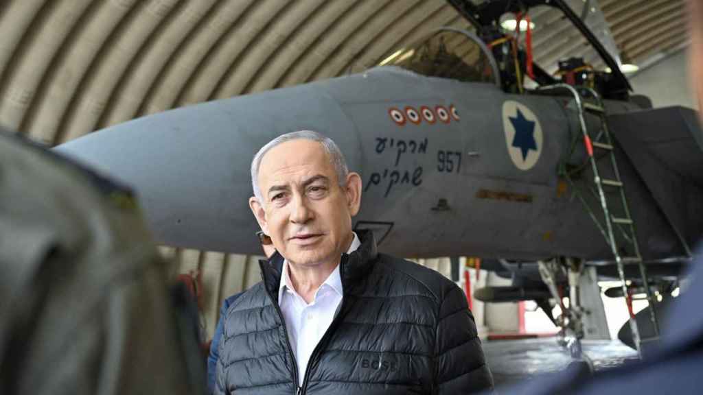 El primer ministro israelí, Benjamín Netanyahu, visita la base aérea de Tel Nof en Rehovot (Israel)