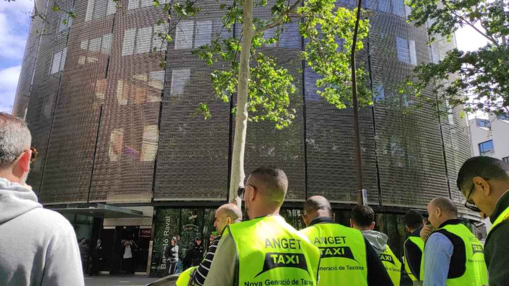 Los taxistas se manifiestan contra un hotel de Barcelona tras la agresión de unos huéspedes a un conductor