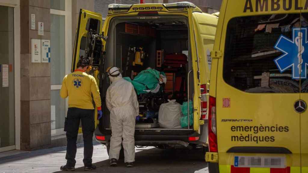 Imagen de dos técnicos sanitarios ante una ambulancia en Barcelona