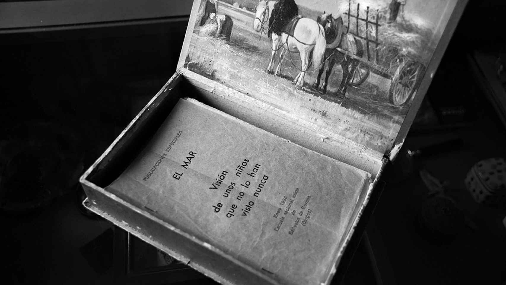 La pequeña caja con los 13 documentos de Antoni Benaiges que conservaba la familia