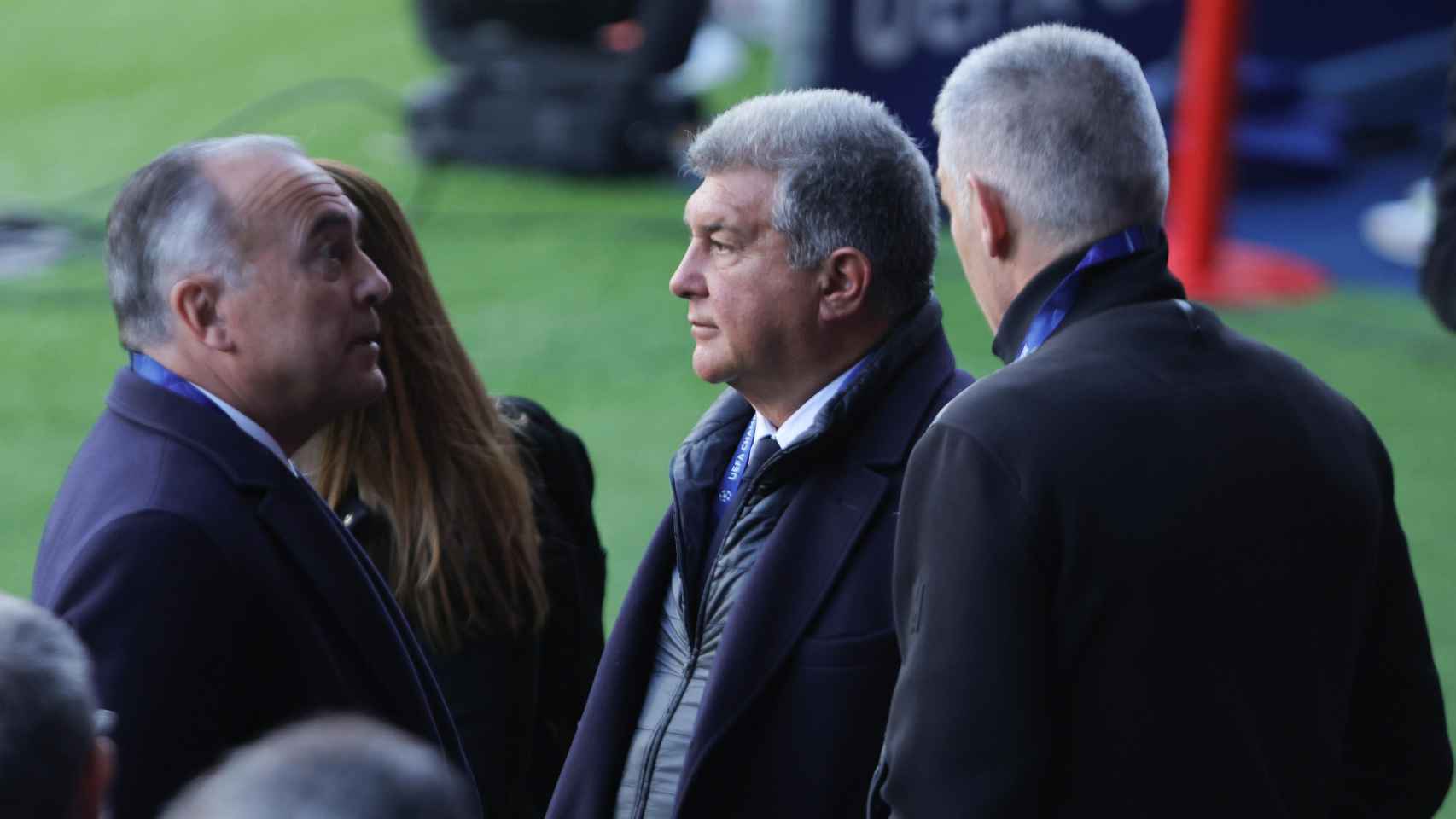 Rafa Yuste, Joan Laporta y Enric Masip, en la sesión de entrenamiento previa del PSG-Barça