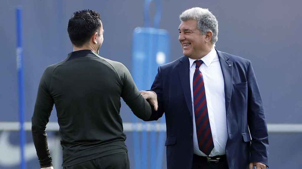 Xavi saluda a Laporta en un entrenamiento del primer equipo del Barça
