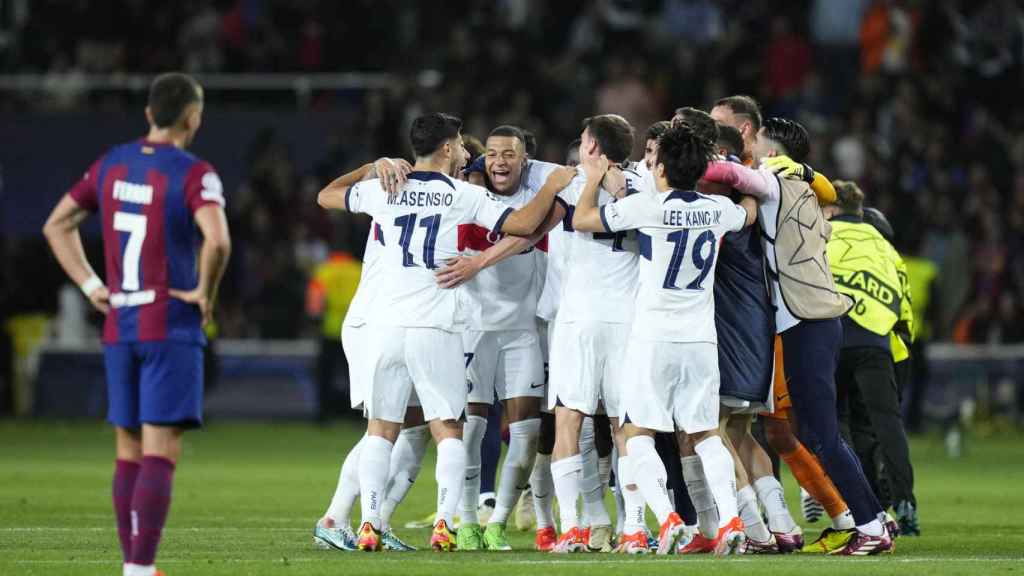 Los jugadores del PSG celebran su victoria en Barcelona