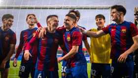 Los jugadores del Barça B festejan con la afición el triunfo sobre el Cornellà