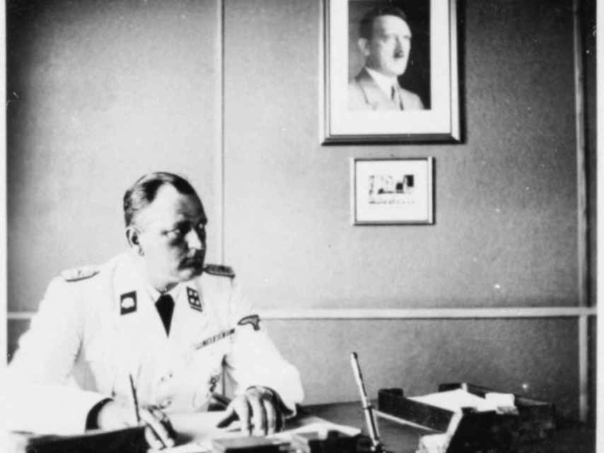 El jefe nazi de Gross-Rosen, Arthur Roedl,  en su despacho del campo de concentración, donde tenía una foto de Hitler (1941)