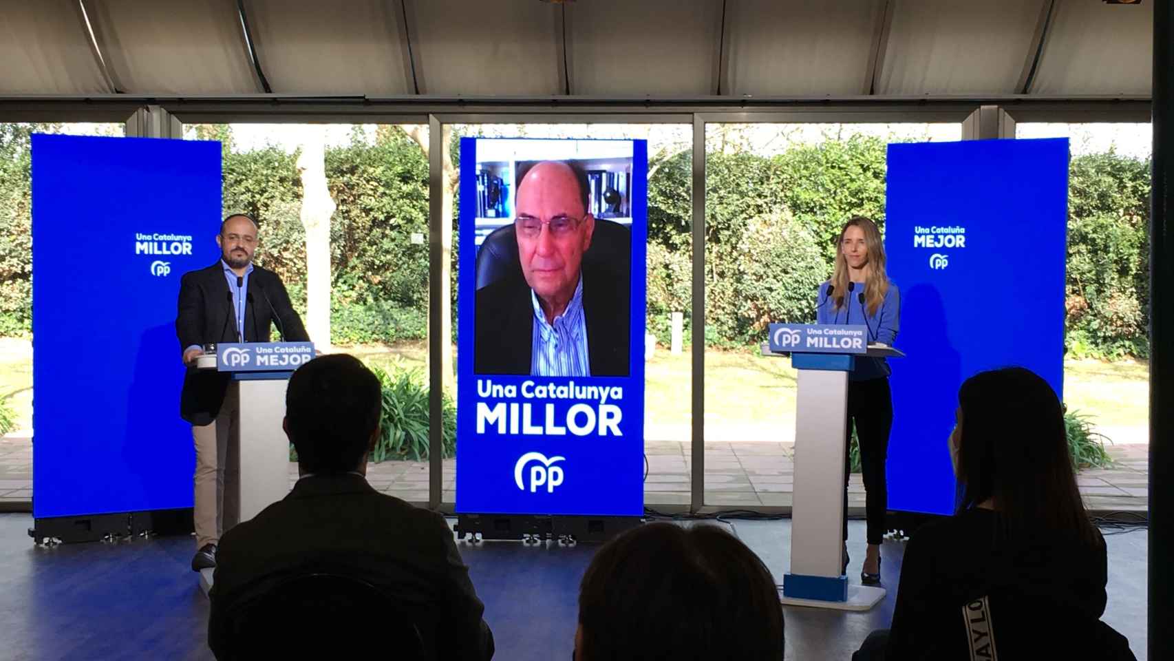 El candidato del PPC, Alejandro Fernández, el expresidente del PPC Alejo Vidal-Quadras (por videoconferencia) y la diputada Cayetana Álvarez de Toledo, en un acto de campaña en Barcelona