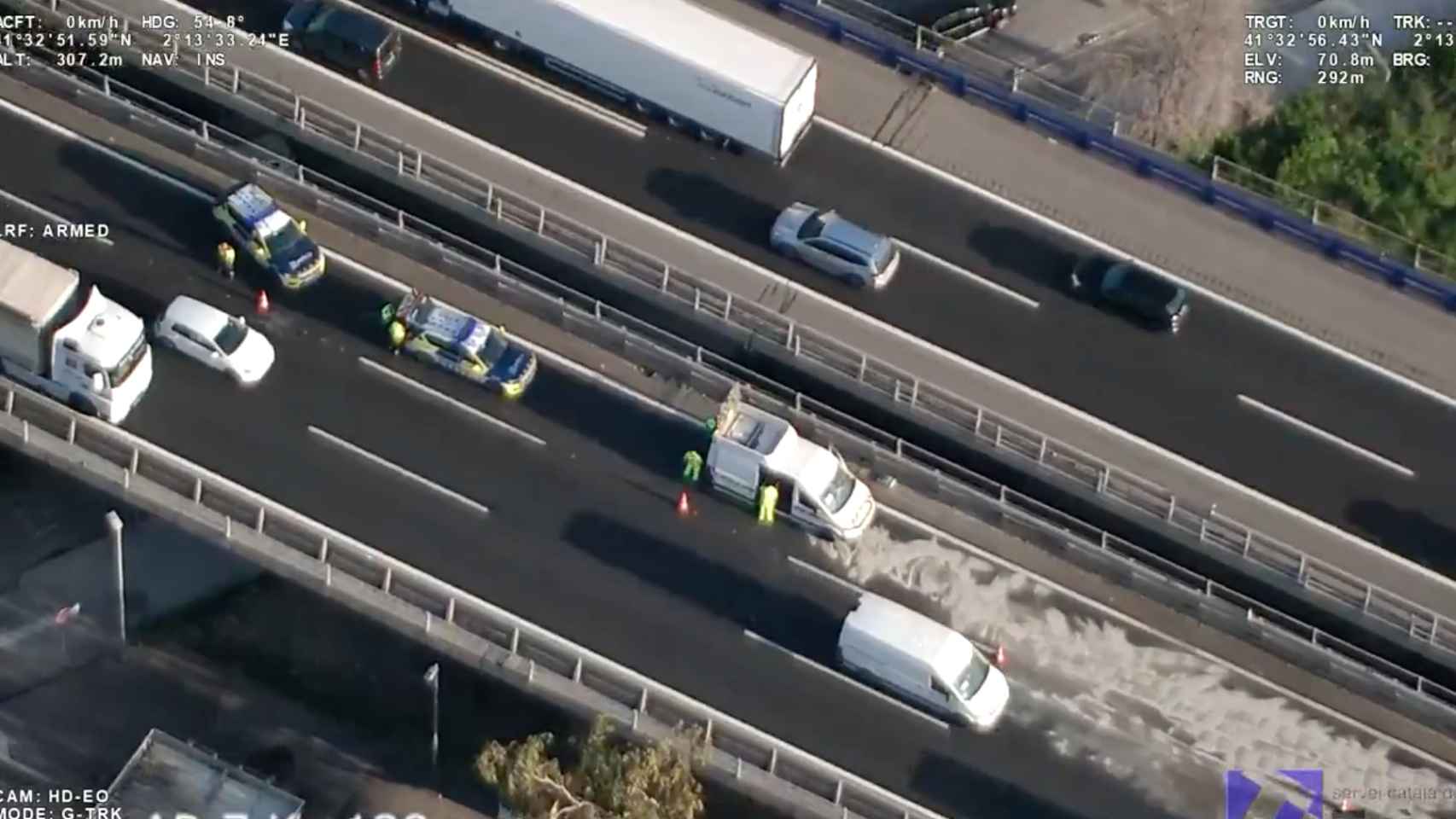 Cortan la AP-7 hacia Girona tras volcar un camión a la altura de Mollet (Barcelona)