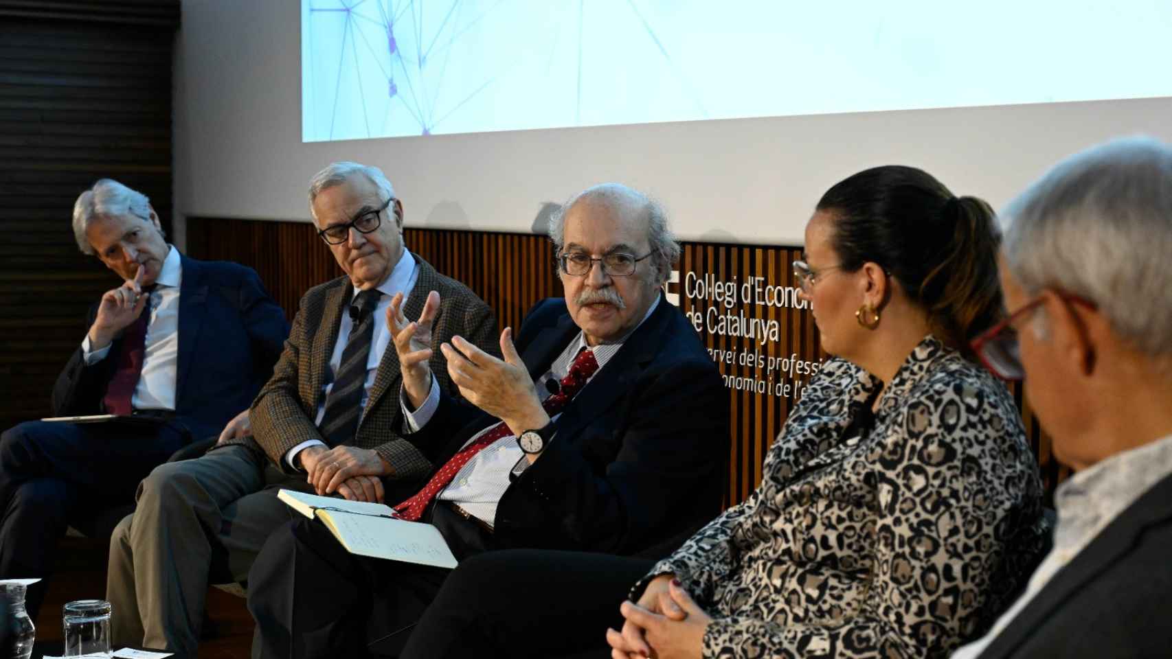 El CEO de Saba, Josep Martínez-Vila (i); el secretario de Asuntos Económicos de la Generalitat, Miquel Puig (2i); el exconseller de la Generalitat, Andreu Mas-Colell (c) y la catedrática de Economía y Finanzas de la UB, Montserrat Casanovas (d), en el Col·legi d'Economistes