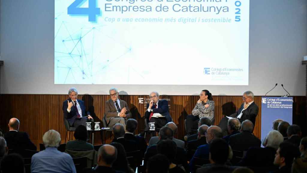 El CEO de Saba, Josep Martínez-Vila (i); el secretario de Asuntos Económicos de la Generalitat, Miquel Puig (2i); el exconseller de la Generalitat, Andreu Mas-Colell (c) y la catedrática de Economía y Finanzas de la UB, Montserrat Casanovas (d), en el Col·legi d'Economistes