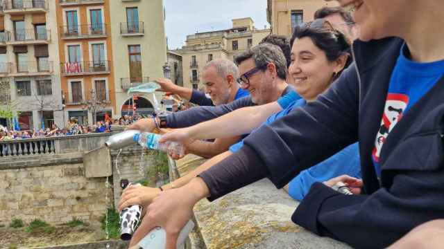 Eloi Badia (1i), en un acto sobre el agua con Sos Costa Brava en Girona