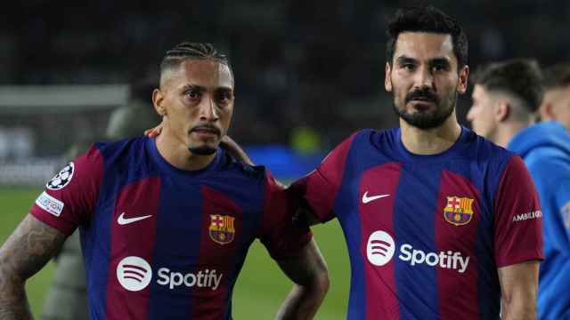 Ilkay Gundogan consuela a Raphinha tras la eliminación del Barça en la Champions League