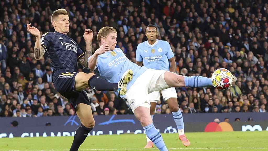 De Bruyne golpea el balón de volea ante la marca de Kroos en el City-Real Madrid