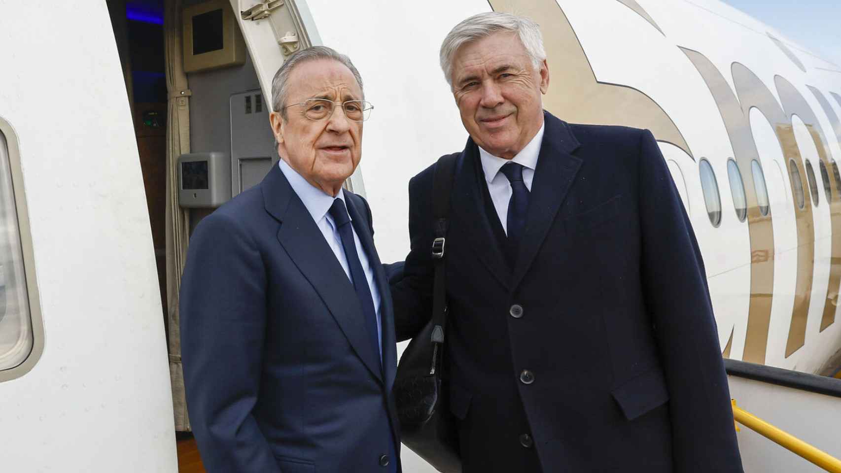 Florentino Perez, junto a Carlo Ancelotti, en un viaje del Real Madrid