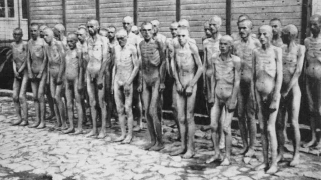 Prisioneros desnudos en la plaza de la llamada, campo de Mauthausen