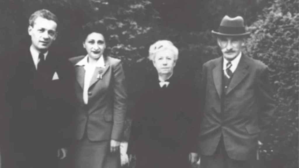 József Debreczeni con sus padres y su esposa, asesinados a su llegada al campo.
