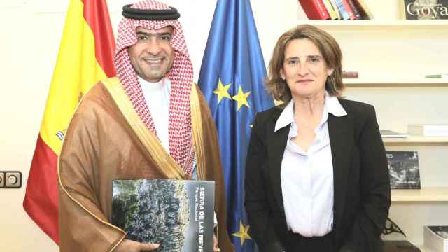 Majed Al Hogail, ministro de Arabia Saudí, con la ministra del Gobierno Teresa Ribera